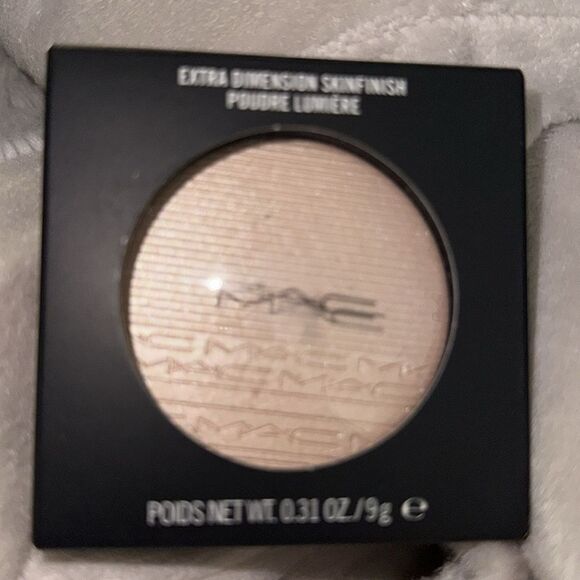 NIB 43.00 MAC
Extra Dimension Skinfinish Highlighter - Picture 7 of 7